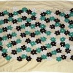 Babydecke mit Häkelblümchen von Mélanie F.