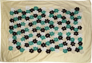 Babydecke mit Häkelblümchen von Mélanie F.