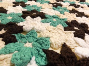 Babydecke mit Häkelblümchen von Mélanie F.