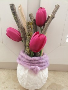 Osterdeko mit Tulpen