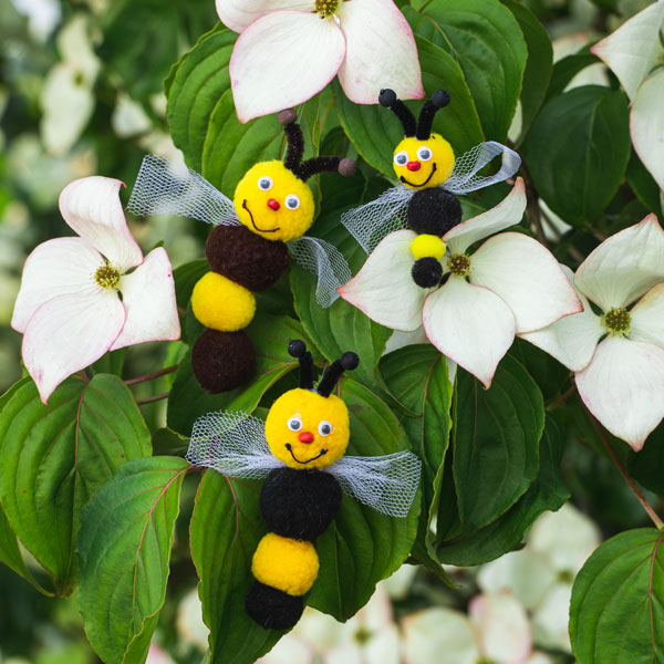 Bienen aus Pompons basteln