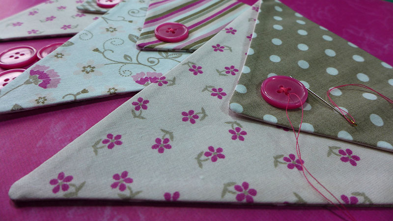 Foto7_Wimpelkette_Schritt_7_Knöpfe annähen