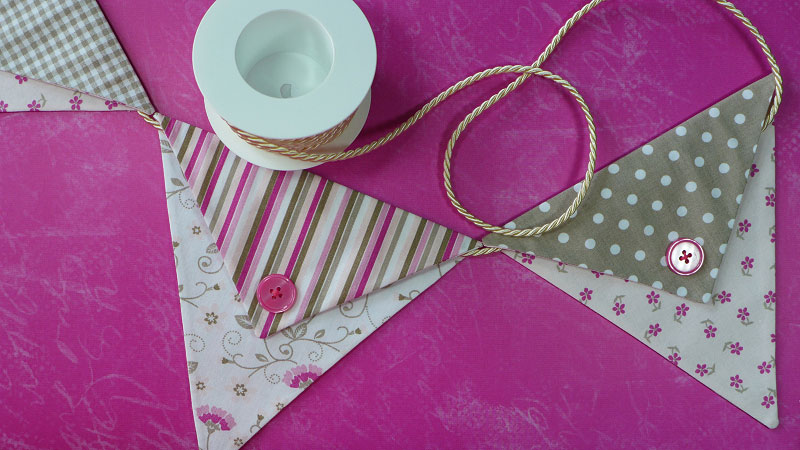 Foto8_Wimpelkette_Schritt_8_Wimpel_auf_Kordel_aufziehen