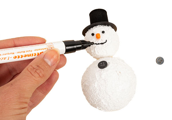 Schneemann aus Styropor basteln - Schritt 5
