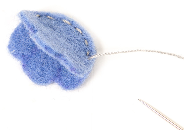 Mobile mit Filzkugeln basteln - Schritt 7