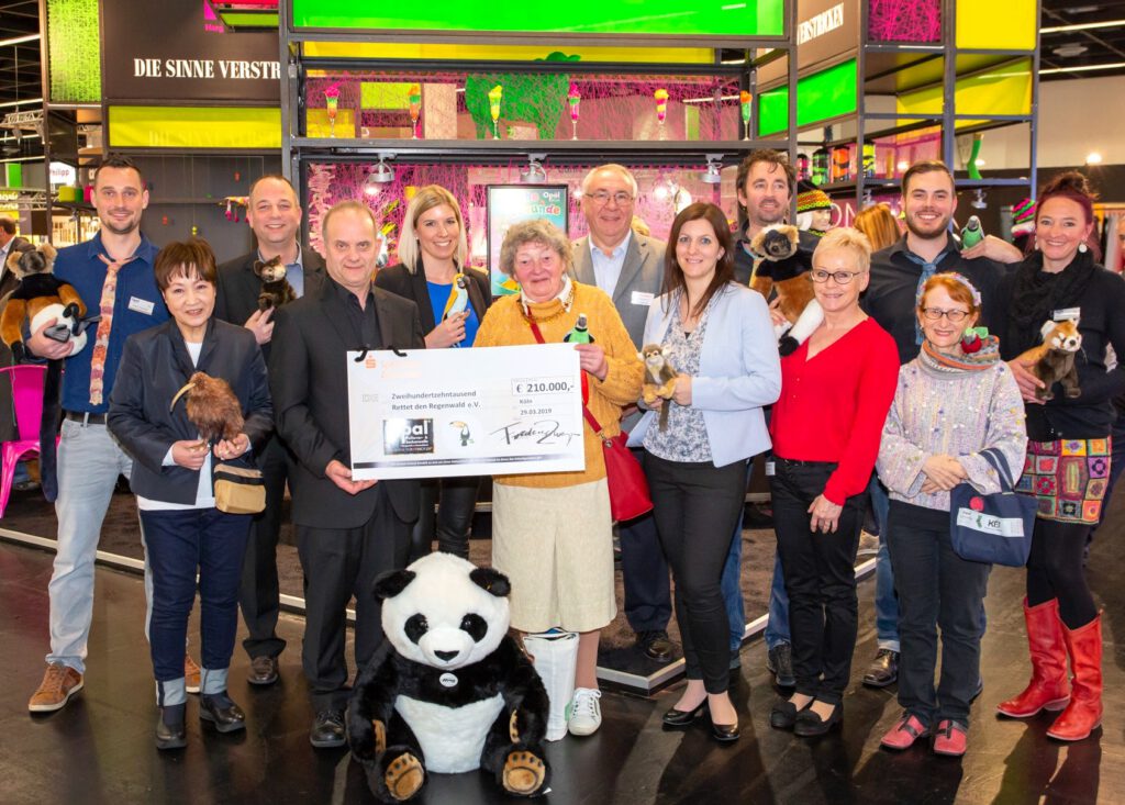 Scheckübergabe Stricken für den Regenwald
