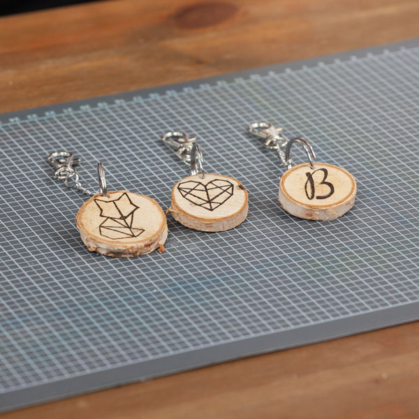 Schlüsselanhänger mit Birkenscheiben und Brandmalerei