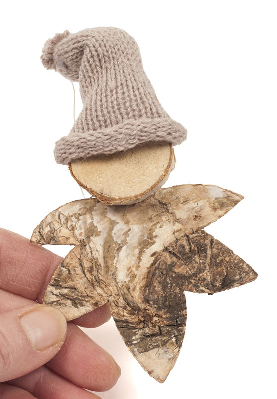 Blätterwichtel Mütze aufsetzen