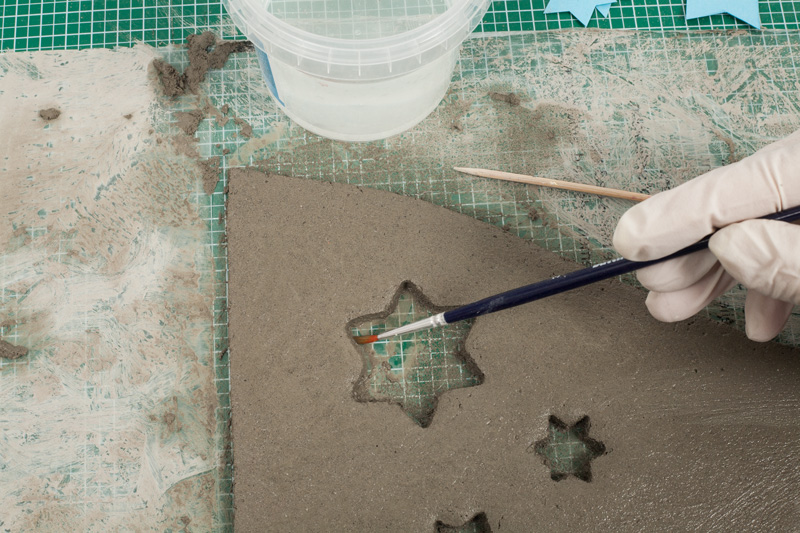 Windlicht aus Knetbeton - Sterne versäubern