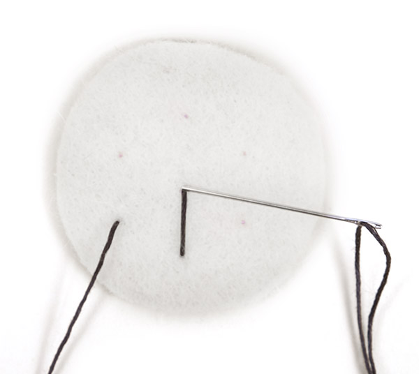 Winterliche Filzanhänger basteln - Schritt 3