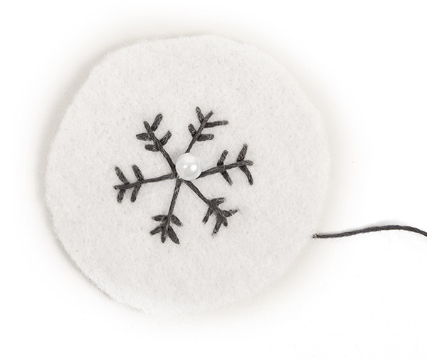 Winterliche Filzanhänger basteln - Schritt 6