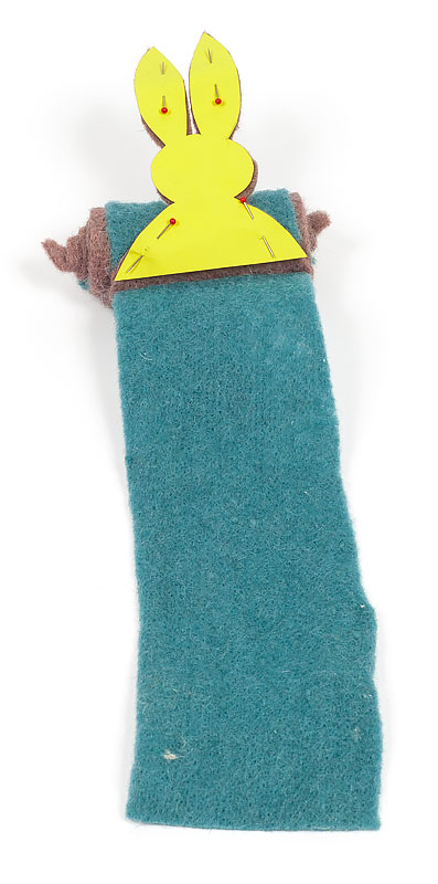Filzband Hasen zu Ostern basteln - Schablone anbringen