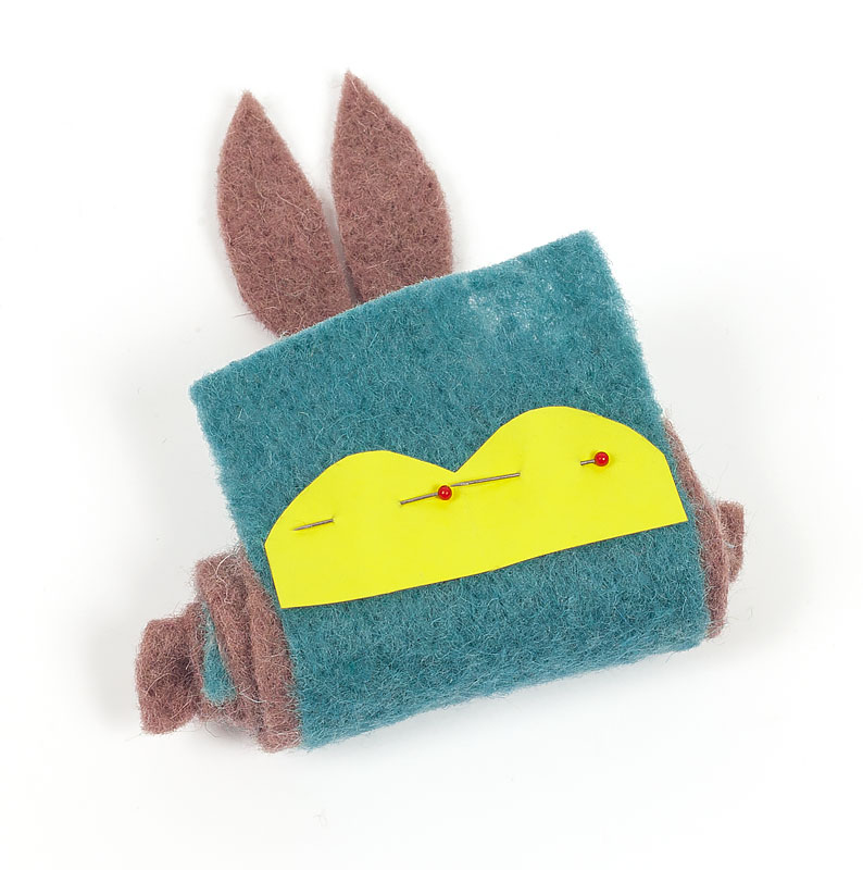 Filzband Hasen zu Ostern basteln - Schablone Hemd anbringen