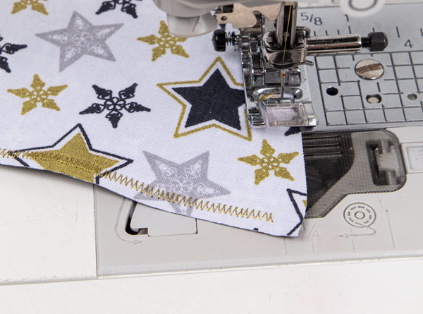 Weihnachtliche Geschenkanhänger nähen - Schritt 12 Weihnachtliche Geschenkanhänger nähen - Schritt 12