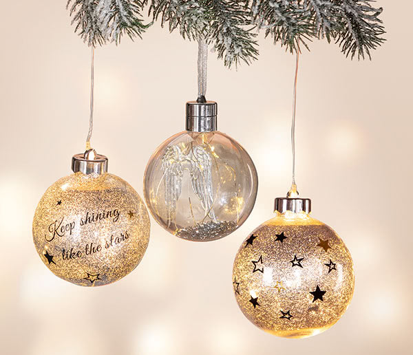 Weihnachtskugeln mit Beleuchtung und Glitzer basteln