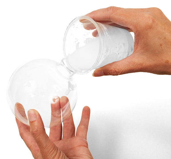 Weihnachtskugeln mit Beleuchtung und Glitzer basteln - Schritt 2