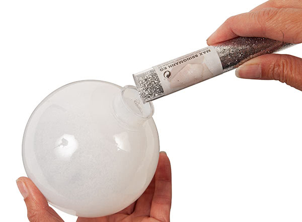 Weihnachtskugeln mit Beleuchtung und Glitzer basteln - Schritt 5