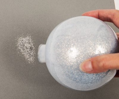 Weihnachtskugeln mit Beleuchtung und Glitzer basteln - Schritt 8