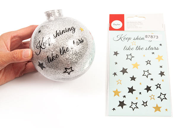 Weihnachtskugeln mit Beleuchtung und Glitzer basteln - Schritt 9