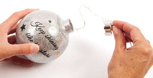 Weihnachtskugeln mit Beleuchtung und Glitzer basteln - Schritt 11