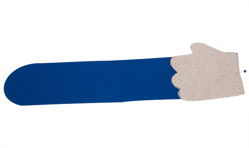 Monster-Tasche nähen - Hand am Griff feststecken