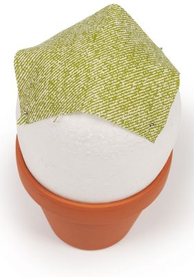 Kakteen Artischockentechnik - erstes Stoffquadrat auf Ei festgesteckt