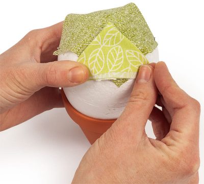 Kakteen Artischockentechnik - Ein Stoffdreieck am Styroporei befestigt