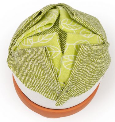 Kakteen Artischockentechnik - Dunkelgrüne Stoffdreiecke um das Ei befestigt