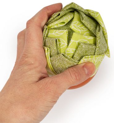 Kakteen Artischockentechnik - weitere hellgründe Stoffdreiecke angebracht