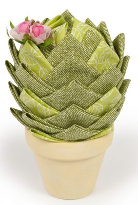 Kakteen Artischockentechnik - Kaktus mit angesteckter Rosenblüte