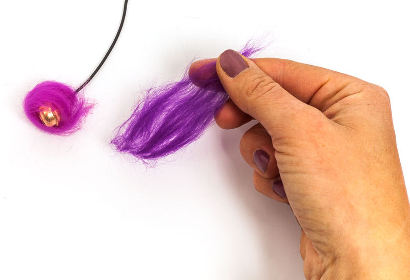 Katzenspielzeug basteln - Filzwolle auflegen