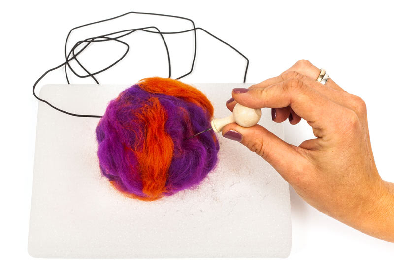 Katzenspielzeug basteln - Filzen mit Filznadel