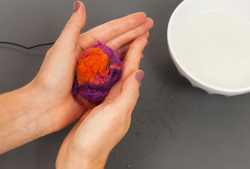 Katzenspielzeug basteln - Filzkugel formen