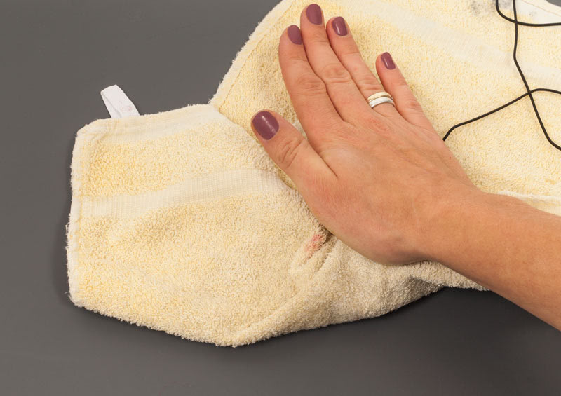 Katzenspielzeug basteln - Filzkugel formen im Handtuch