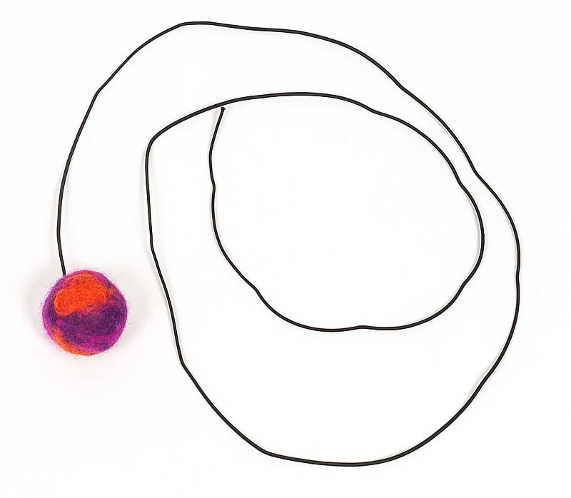 Katzenspielzeug basteln - Kugel anbringen