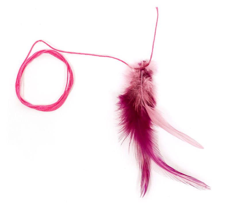 Katzenspielzeug basteln - Federn anbringen