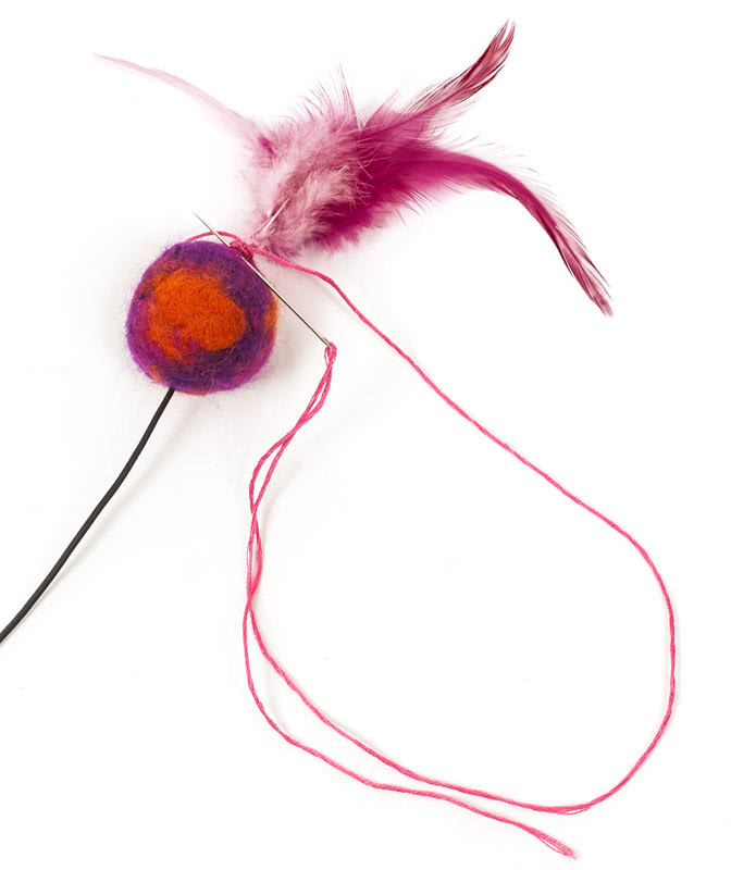Katzenspielzeug basteln - Feder befestigen