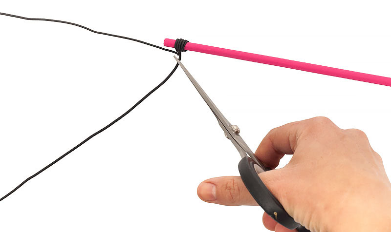 Katzenspielzeug basteln - Gummiband abschneiden