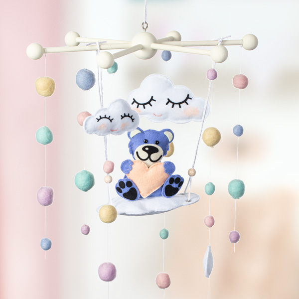 Mobile mit Filzkugeln basteln