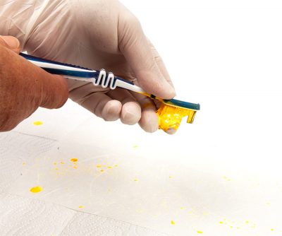 Osterdeko Küken aus Styroporeiern basteln Schritt 5