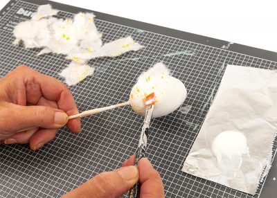 Osterdeko Küken aus Styroporeiern basteln Schritt 7
