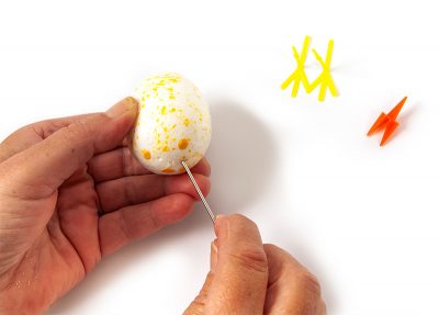 Osterdeko Küken aus Styroporeiern basteln Schritt 9