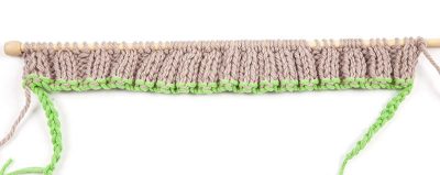 Loopschal mit Zopfmuster stricken - Schritt 7