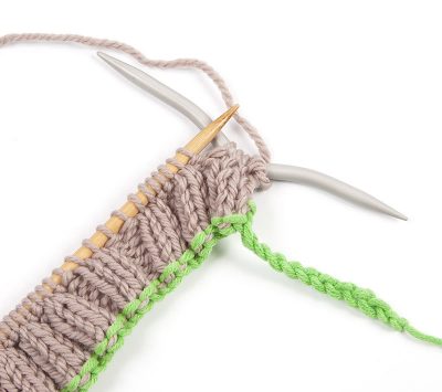 Loopschal mit Zopfmuster stricken - Schritt 8