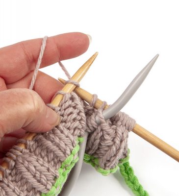 Loopschal mit Zopfmuster stricken - Schritt 13