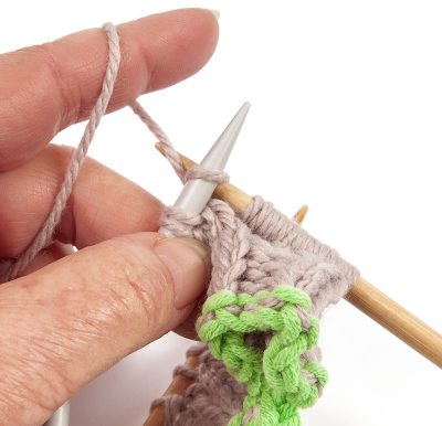 Loopschal mit Zopfmuster stricken - Schritt 14