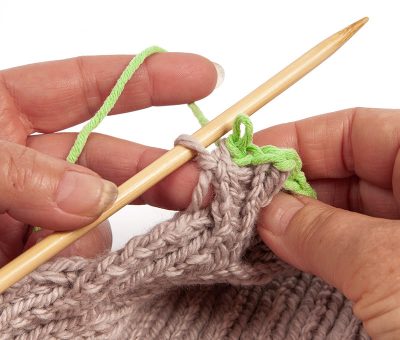 Loopschal mit Zopfmuster stricken - Schritt 21