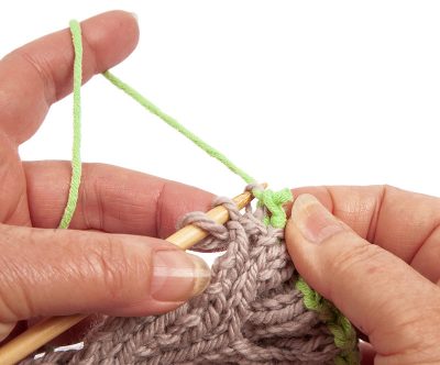 Loopschal mit Zopfmuster stricken - Schritt 22