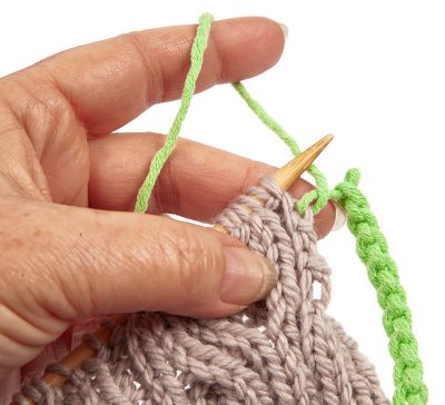 Loopschal mit Zopfmuster stricken - Schritt 23