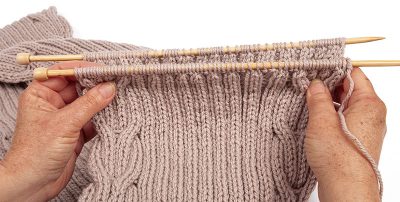 Loopschal mit Zopfmuster stricken - Schritt 24